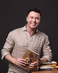 Pastor Junior Rostirola, Autor do best-seller "Café com Deus Pai"